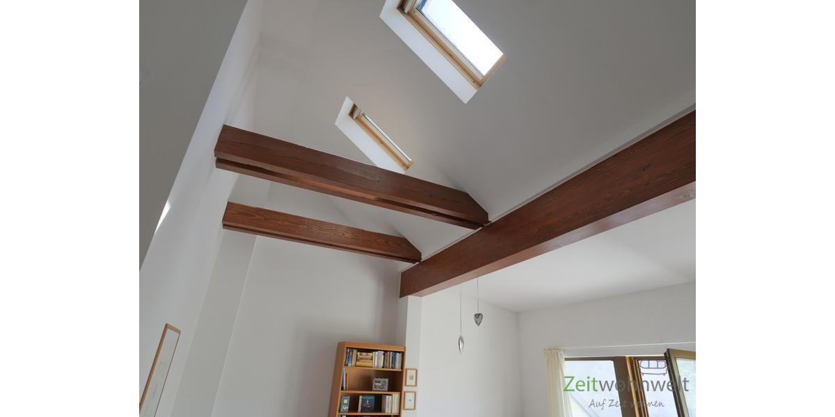Balken und Dachfenster im Wohnzimmer