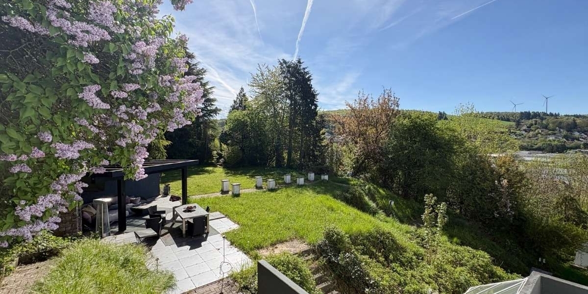 Gartenfläche neben dem Haus