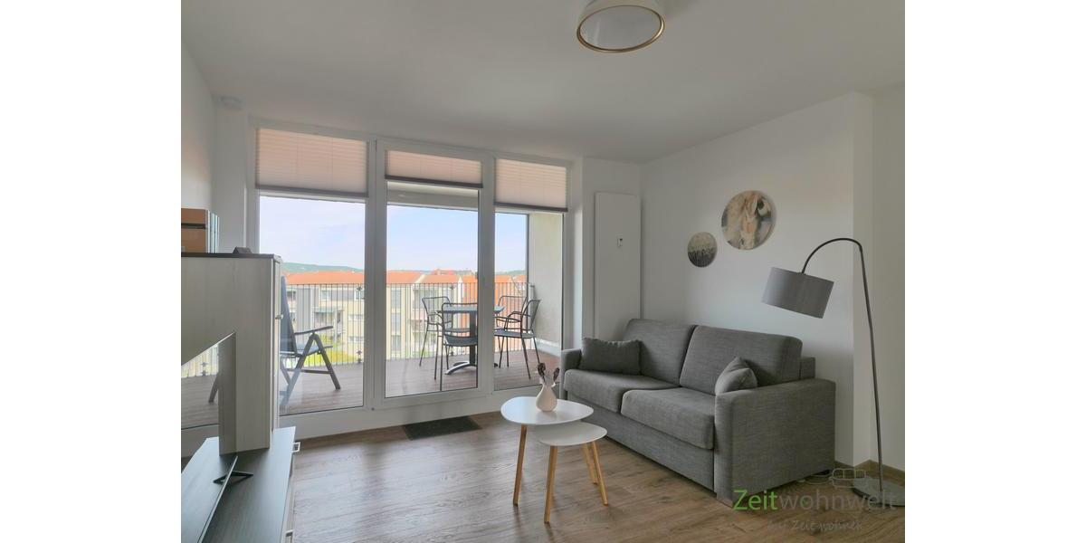 Wohnzimmer mit überdachtem Balkon