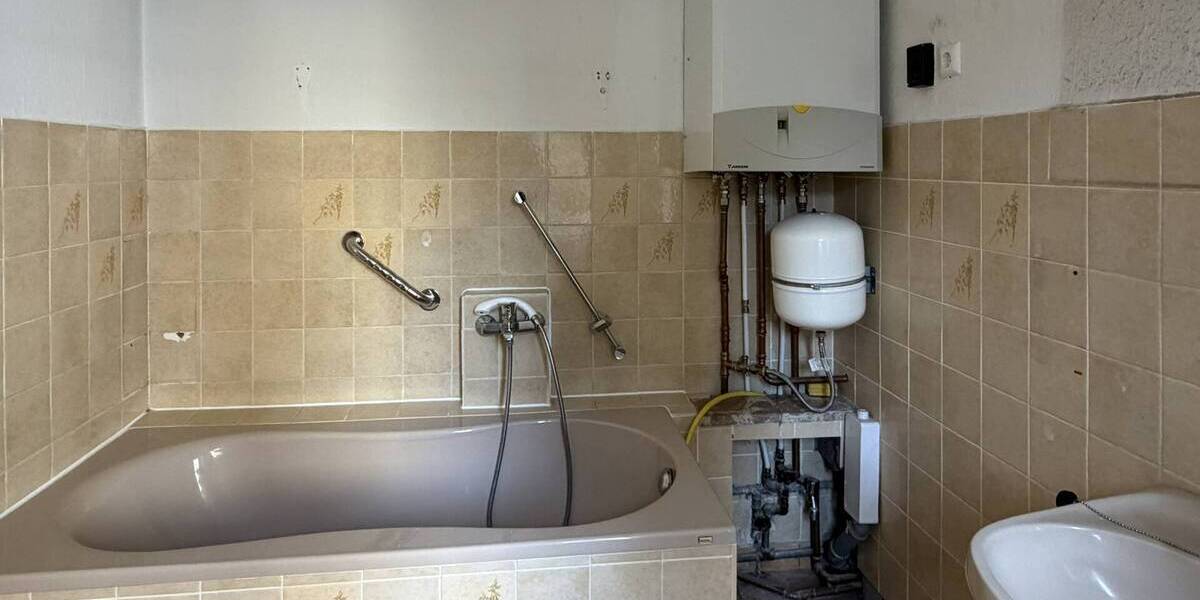 Unsanierte Wohnung im EG