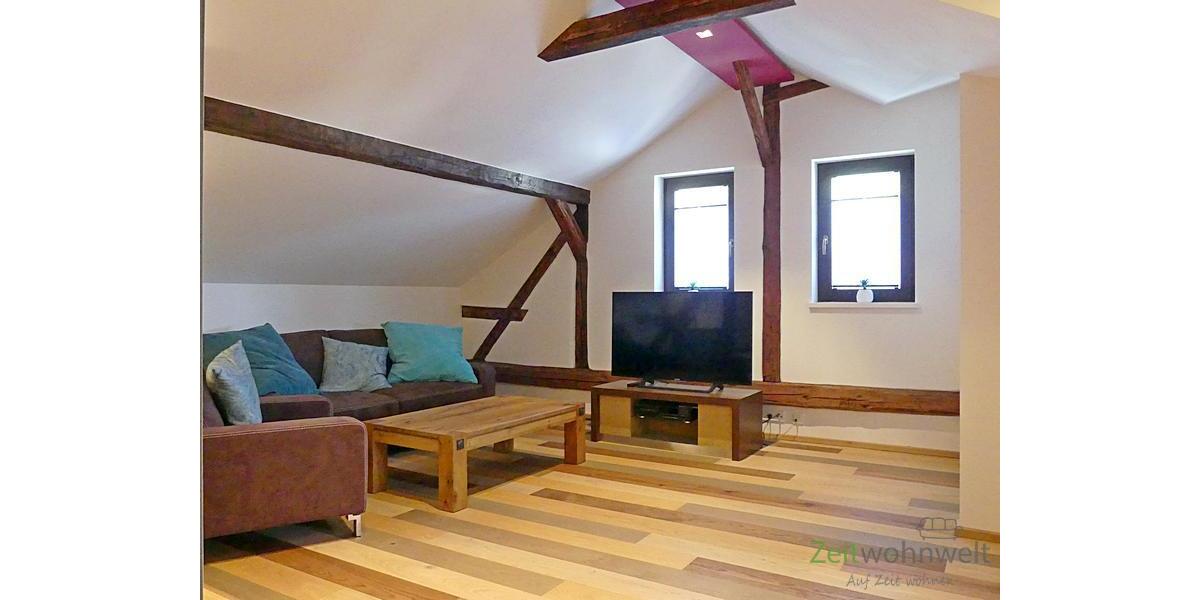 großzügiges Wohnzimmer
