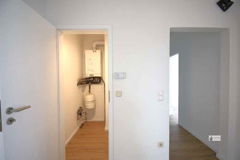 Blick in den Abstellraum mit Gas-Etagenheizung