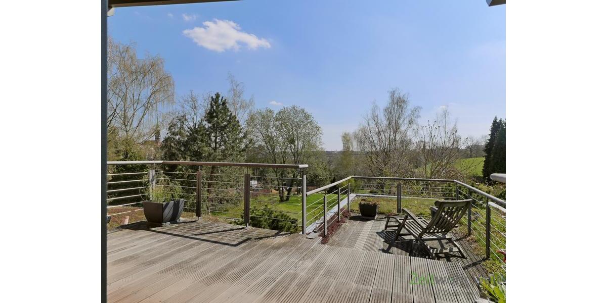 teilüberdachter Balkon mit Liegestuhl