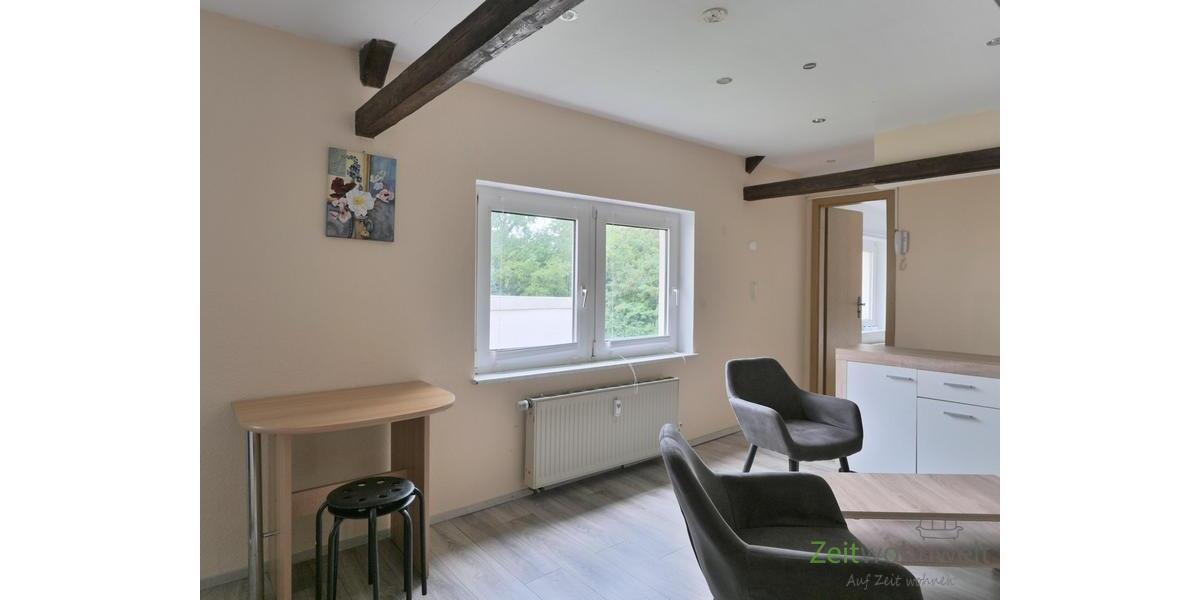 Blick zu Fenster und Schlafzimmer