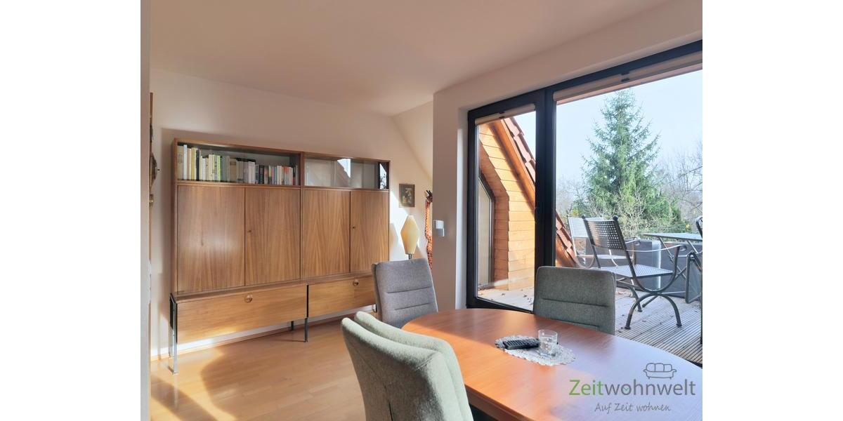 Esstisch vor dem Balkon