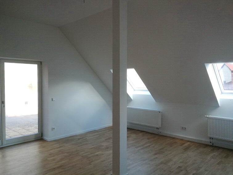 Wohnzimmer mit angrenzender Dachterrasse