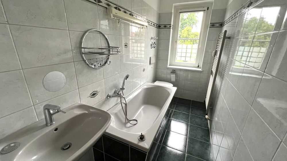 Bad mit Wanne und WC