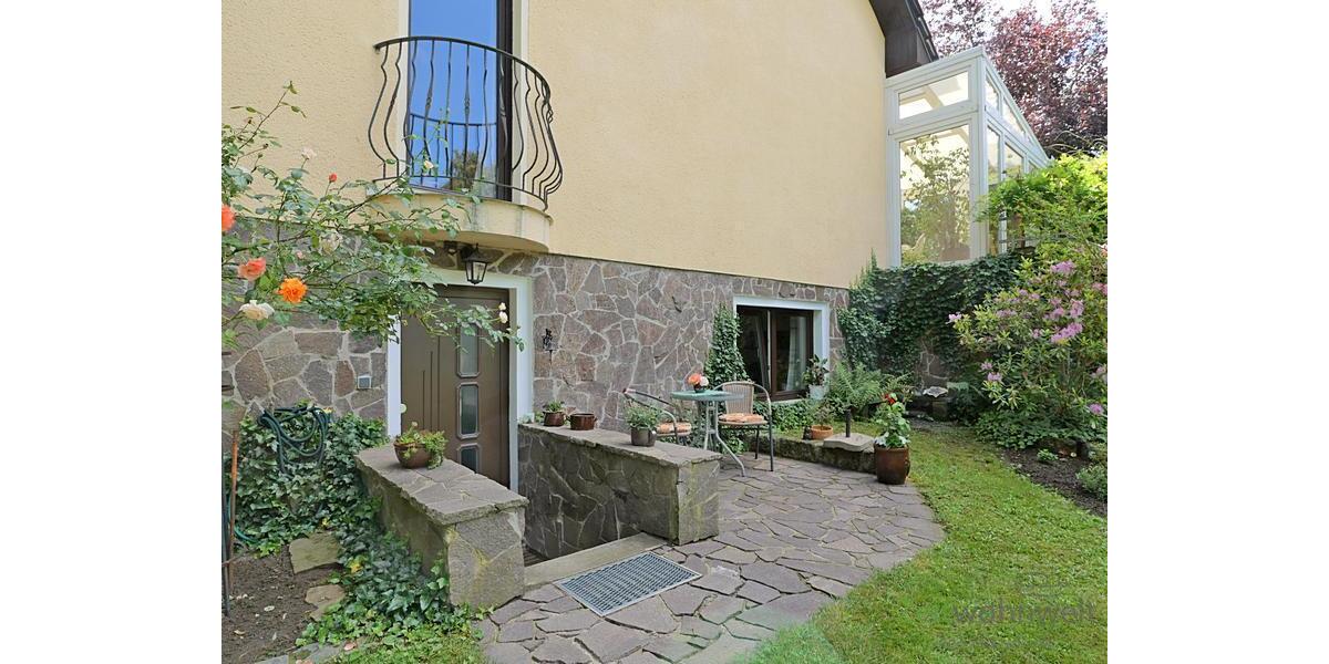 separater Hauseingang und Terrasse