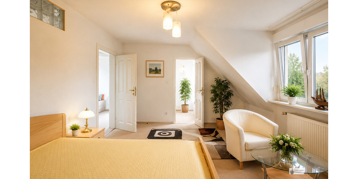 Helles gemütliches Schlafzimmer mit Pflanzen