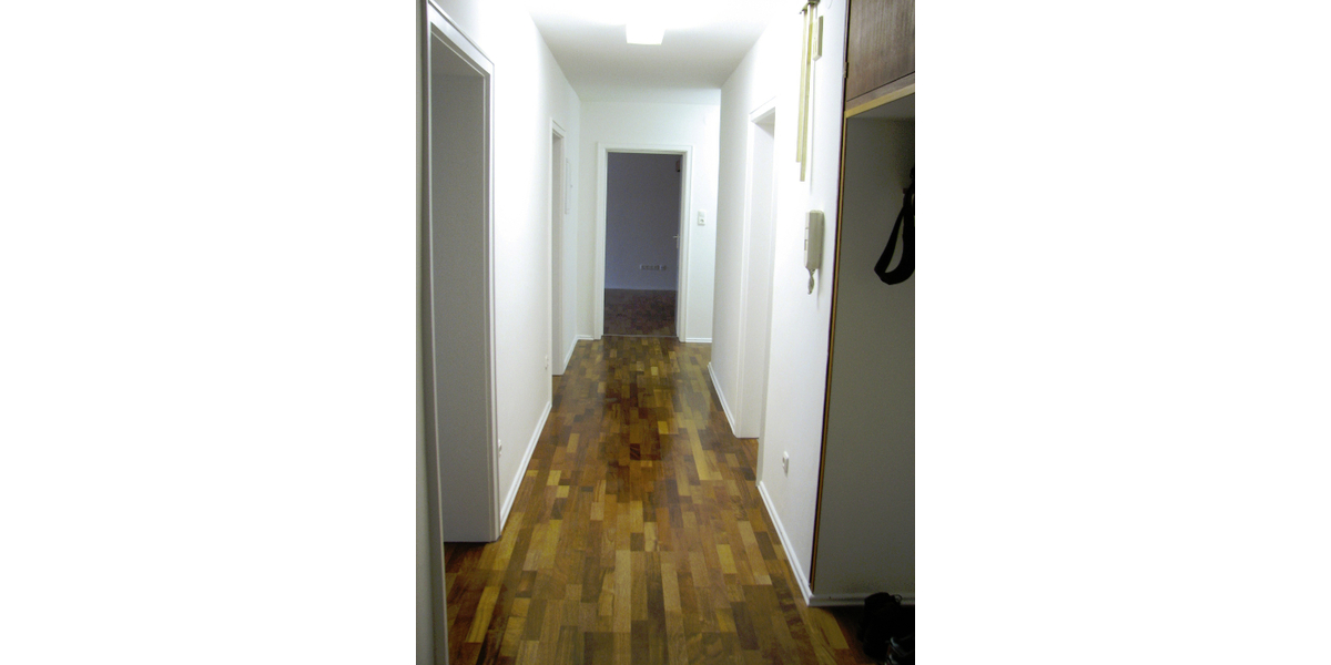 Flur mit Einbau-Garderobe und Parkett