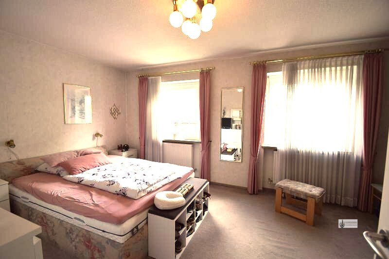 Großes Schlafzimmer im OG