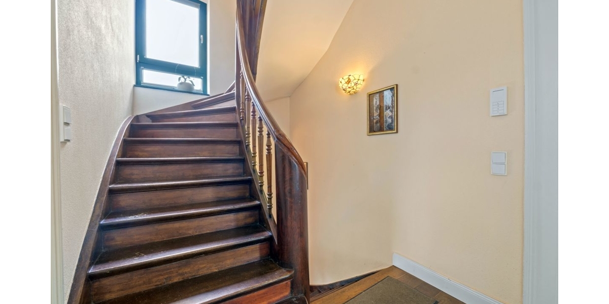 5 1OG_TreppeinsDG_Haupthaus