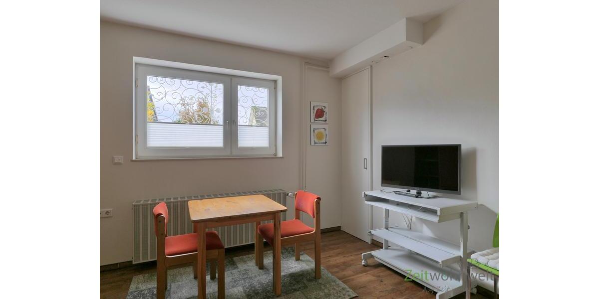 Esstisch, Wandschrank und TV