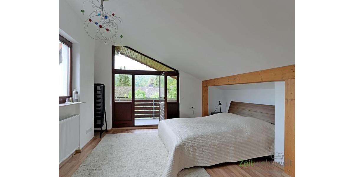 helles Schlafzimmer mit Balkon