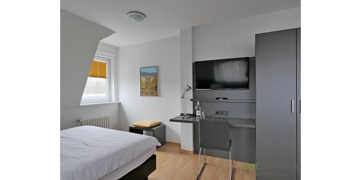 Blick zu TV und Kleiderschrank