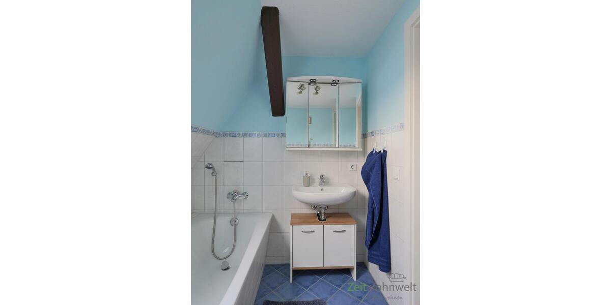 Waschbecken und Spiegelschrank