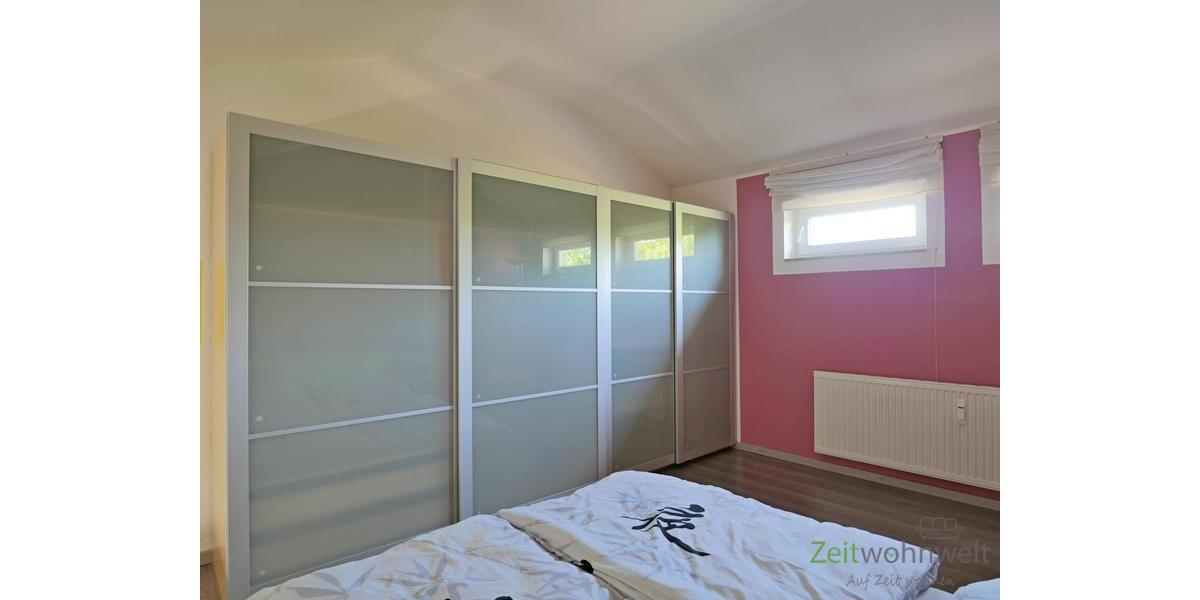 großer Kleiderschrank