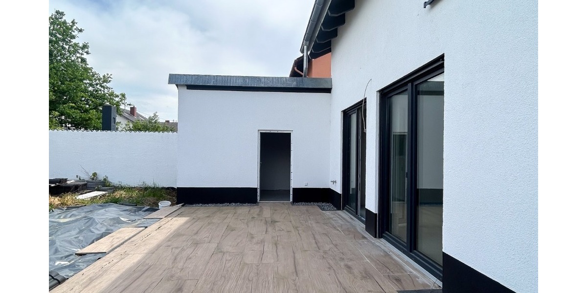 Terrasse – Blick Richtung Garage