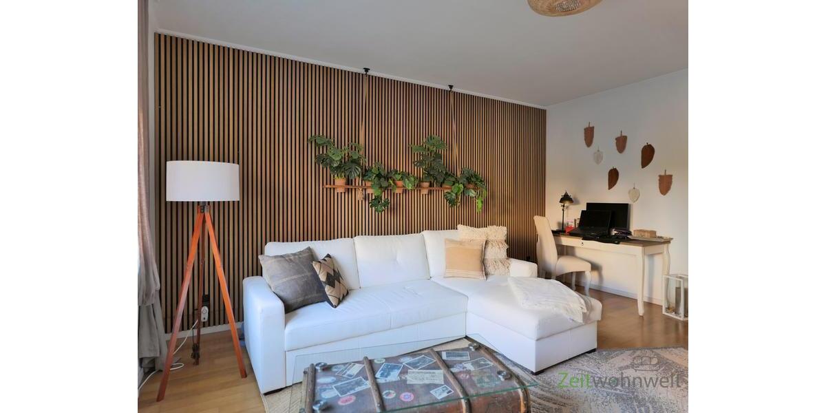 Sofa und Schreibtisch im Wohnzimmer
