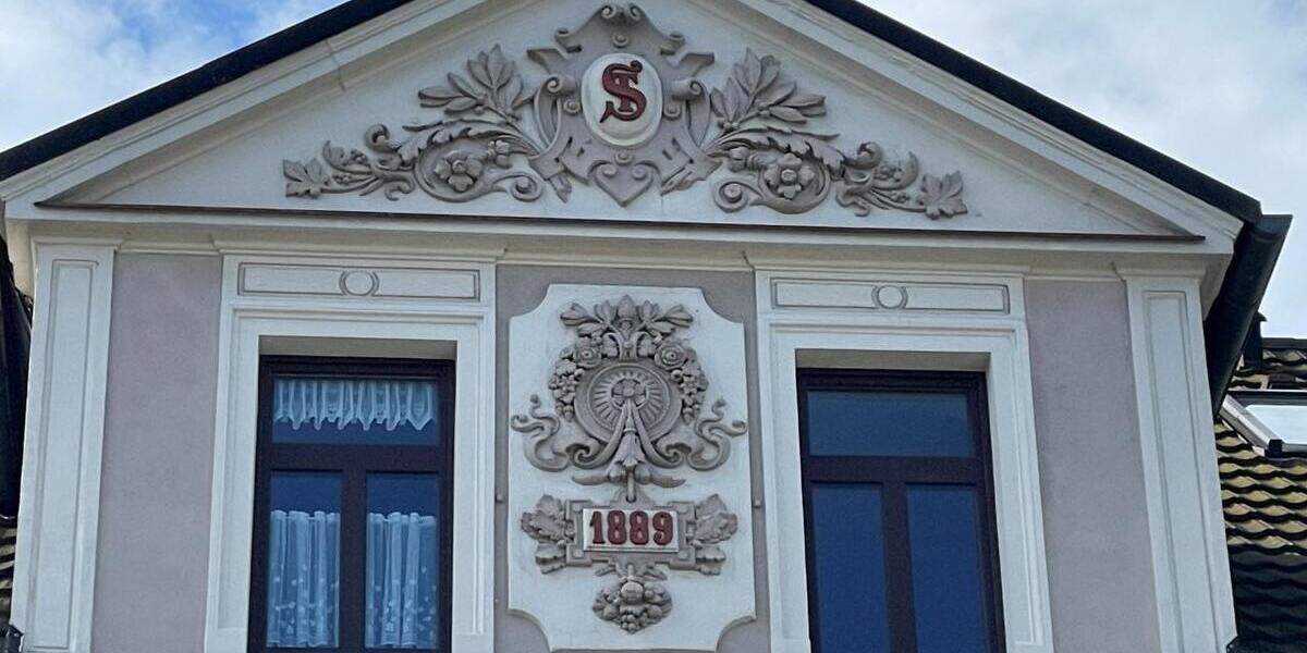 Detail Wappen mit Baujahr