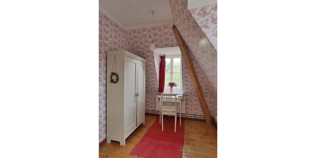 Kleiderschrank und kleiner Schreibtisch