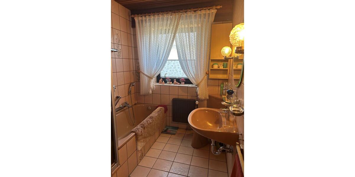 Bad mit Wanne und Dusche