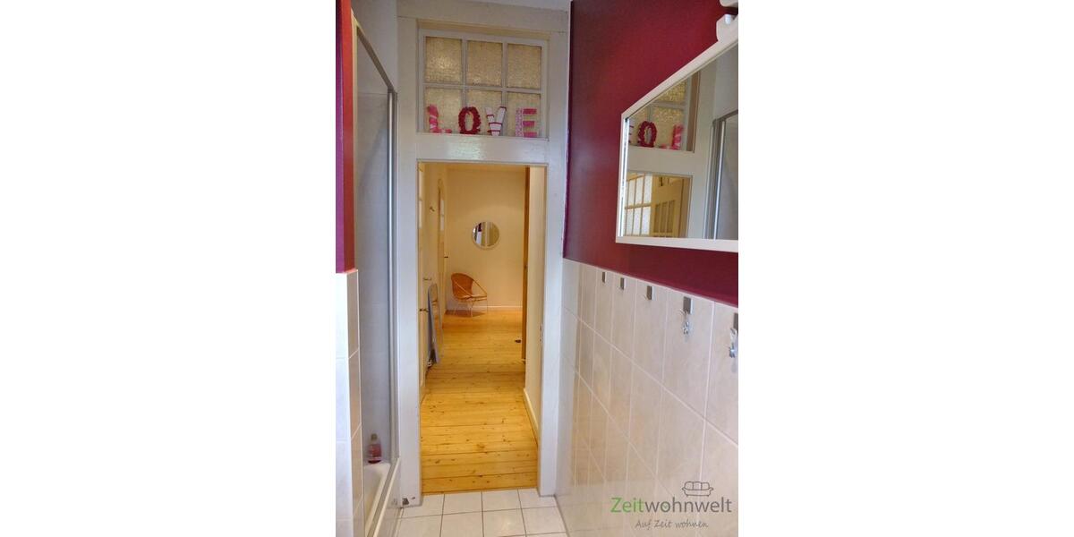 Dusche, Badblick zum Flur