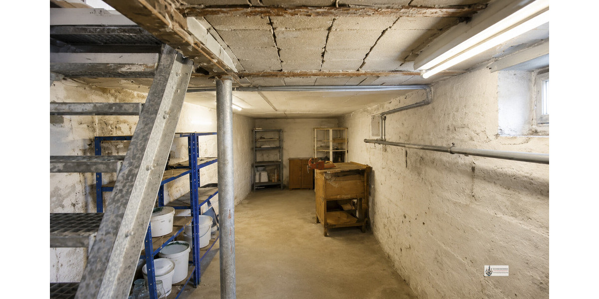 Kellerraum mit Metalltreppe und Werkbank