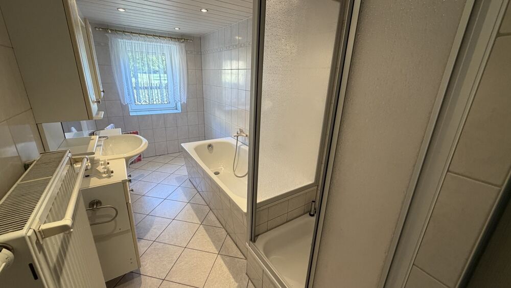 Bad mit Wanne, Dusche und WC