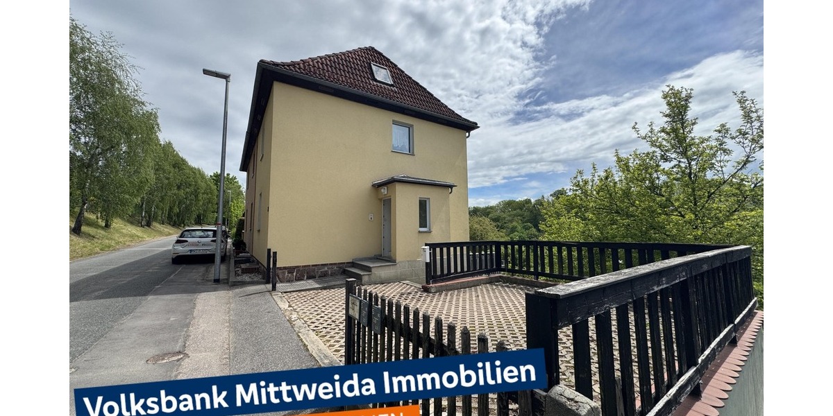 Hausansicht mit Stellplätzen