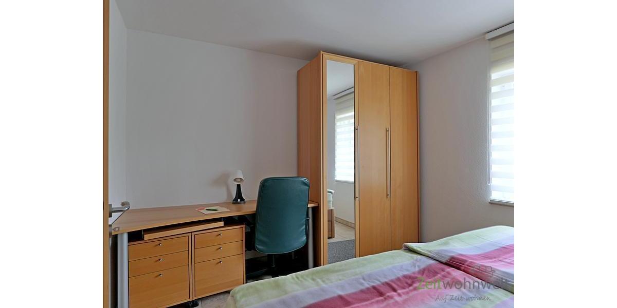 Schreibtisch und Kleiderschrank
