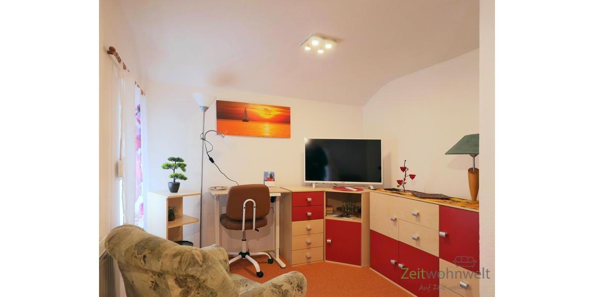 Blick zu Schreibtisch und TV