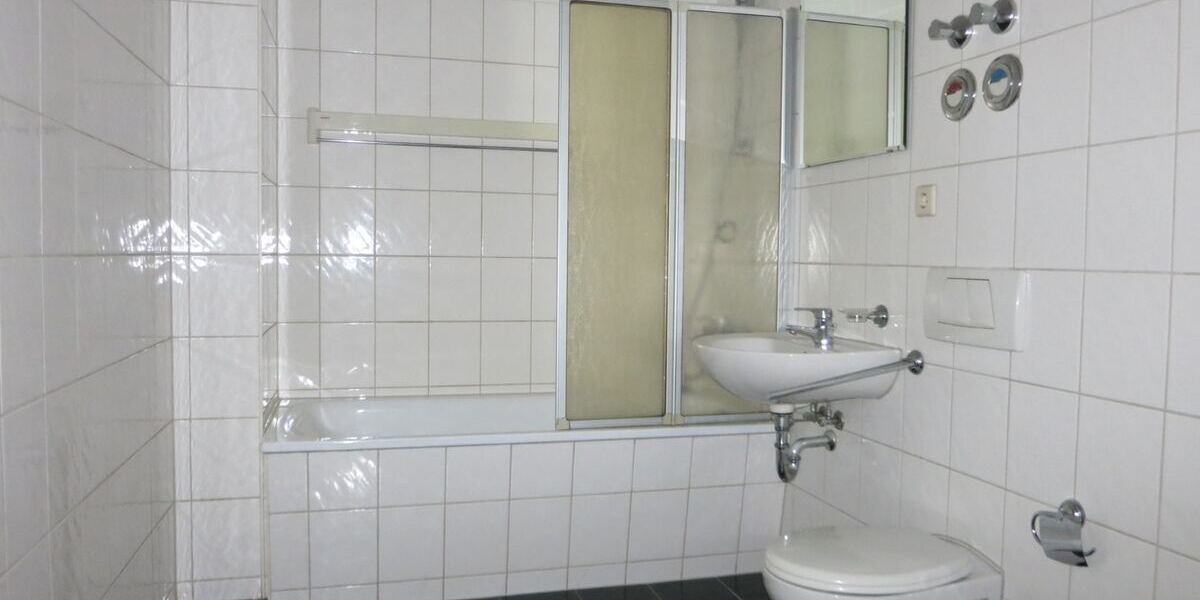Bad mit Wanne und Duschmöglichkeit