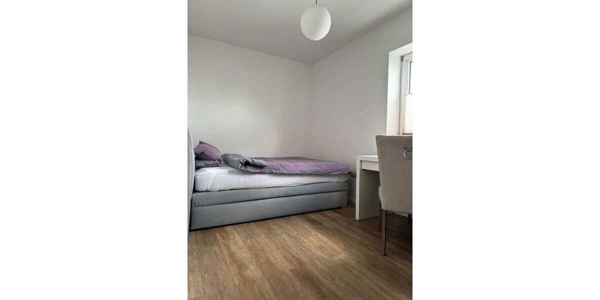 Buero / Kinderzimmer mit Einbauschraenken