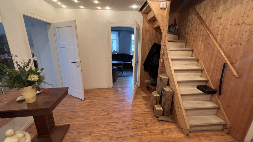 Flur im 2.OG mit Treppe zum Dachgeschoss