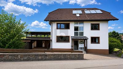 3 WOHNEINHEITEN IN TRAUMHAFTER HANGLAGE - Mehrfamilienhaus, Wohnhaus Stühlingen | Angebot:27077177