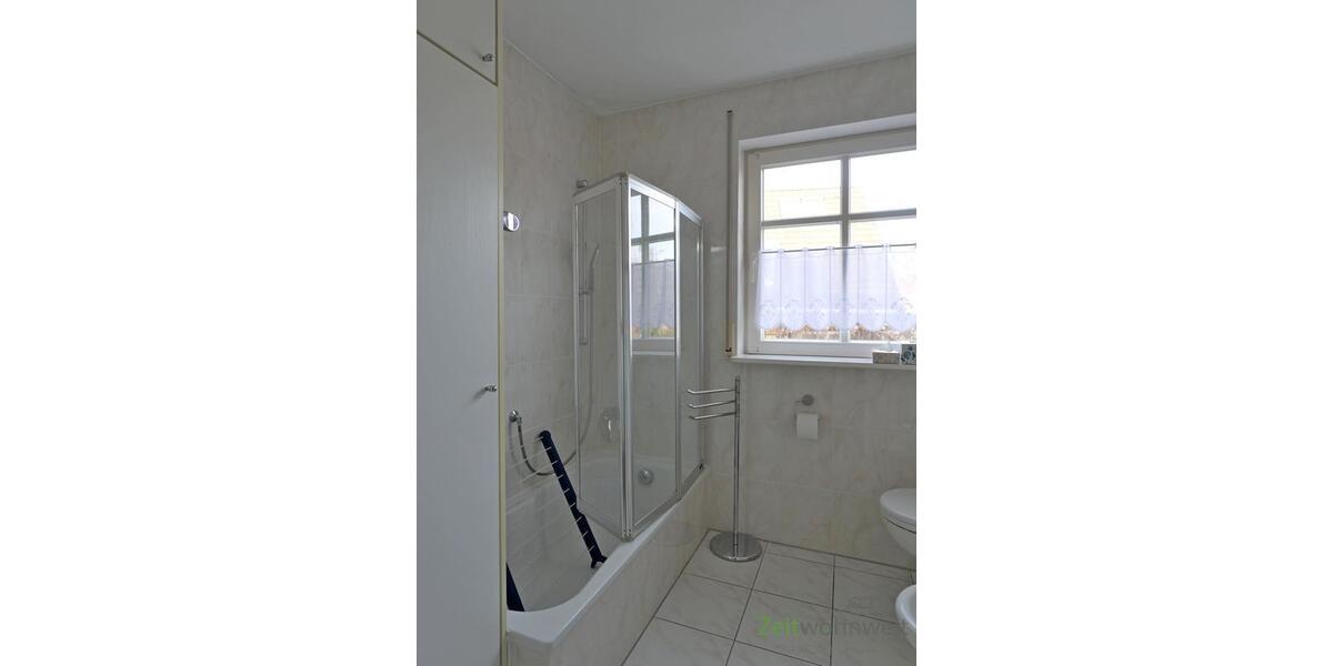 Bad-Einbauschrank und Wanne