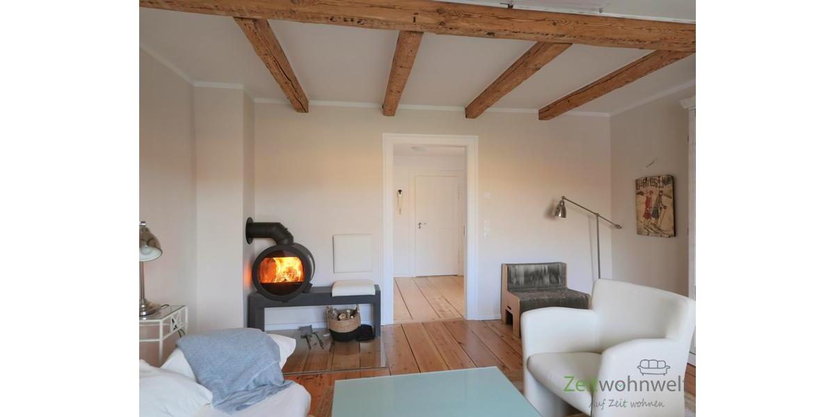 kleiner verglaster Kamin im Wohnzimmer