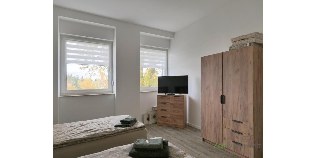 TV und Kleiderschrank