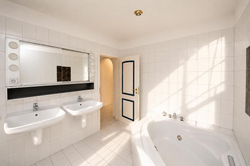 Modernes Badezimmer