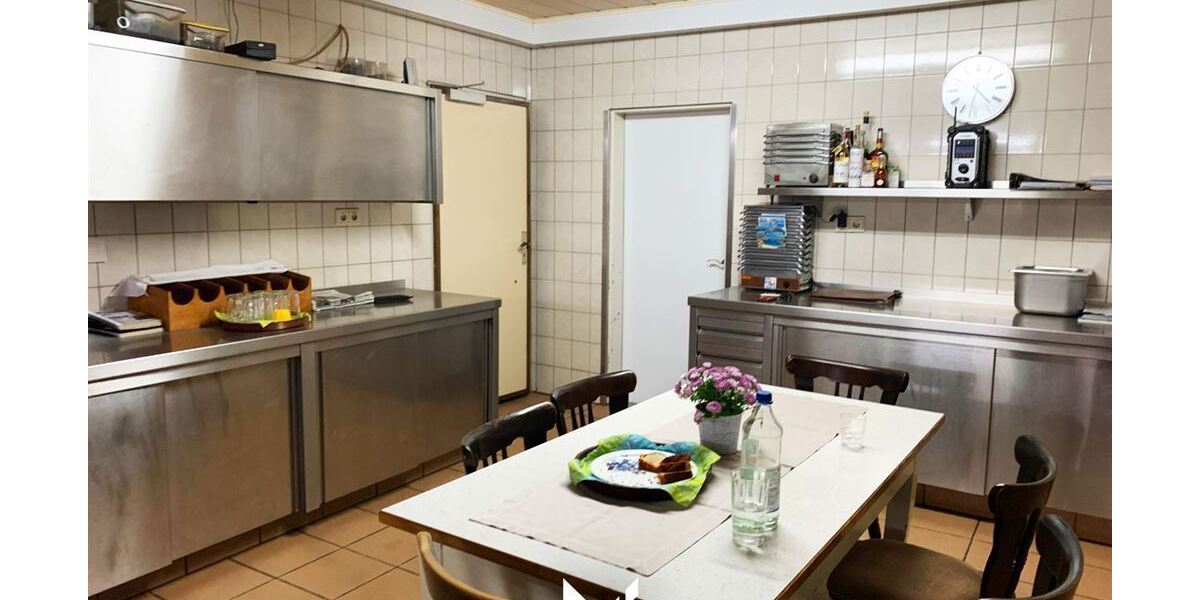 Küche mit Esstisch für das Personal