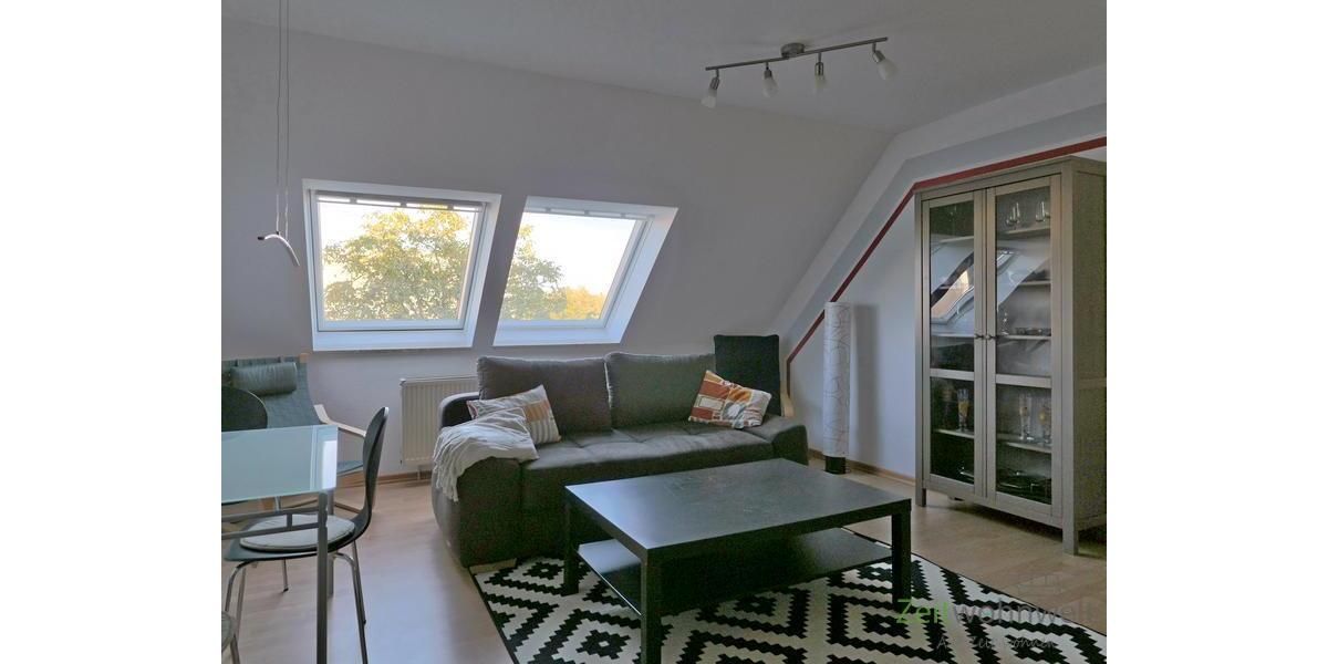 breites Sofa und Vitrine