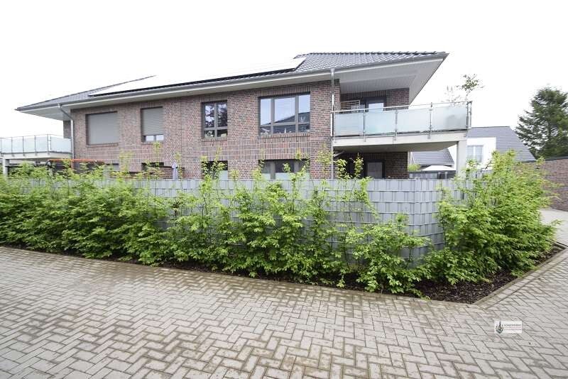 Sichtschutzzaun mit Hecke vor der EG Wohnung rechts