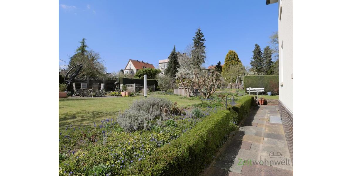 Garten mit Sitzecken am Haus