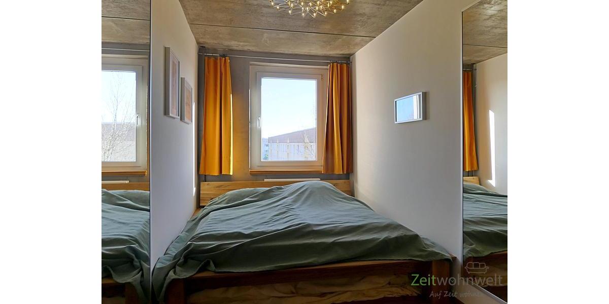 breites Bett im Schlafzimmer