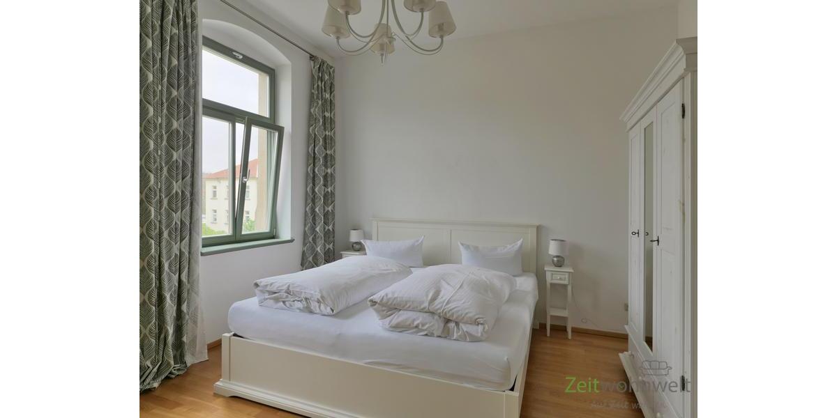 Doppelbett und Kleiderschrank