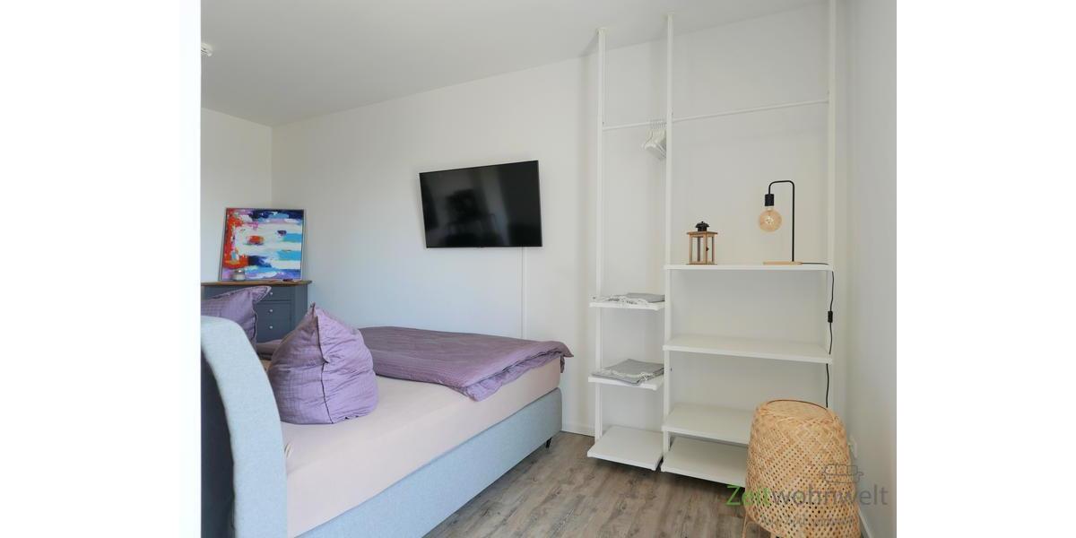 Wand-TV und modernes Regal