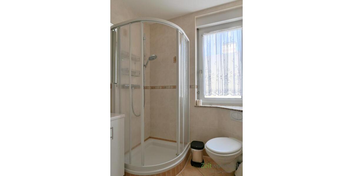 Blick zu Dusche und WC