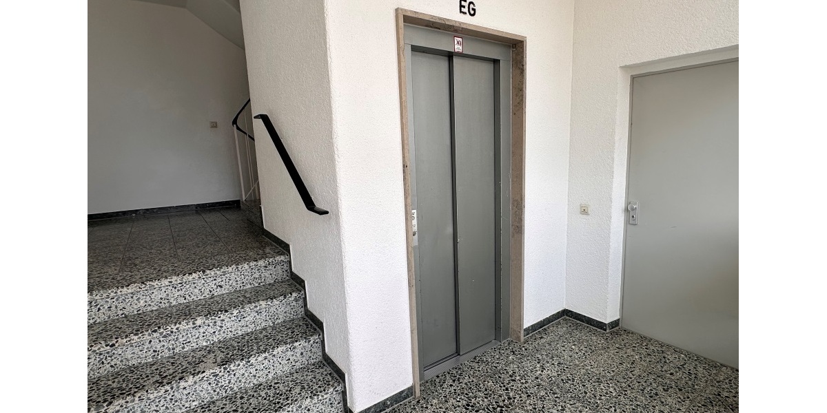 Treppenhaus mit Aufzug
