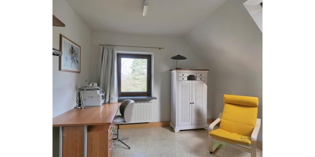 Schreibtisch und Kleiderschrank